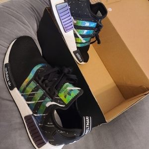ADIDAS NMD R1 SHOES